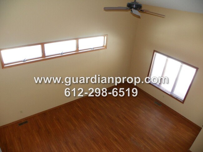 Foto del edificio - End Unit Townhouse Available June 1st, Vaulted Ceilings, Large Patio, Loft Area