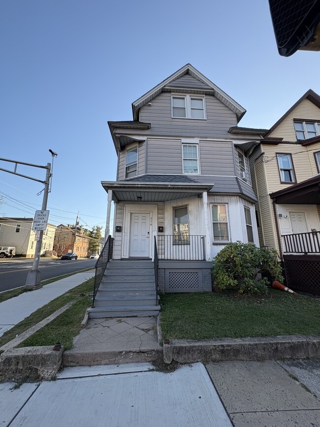 Building Photo - 216 Easton Ave
