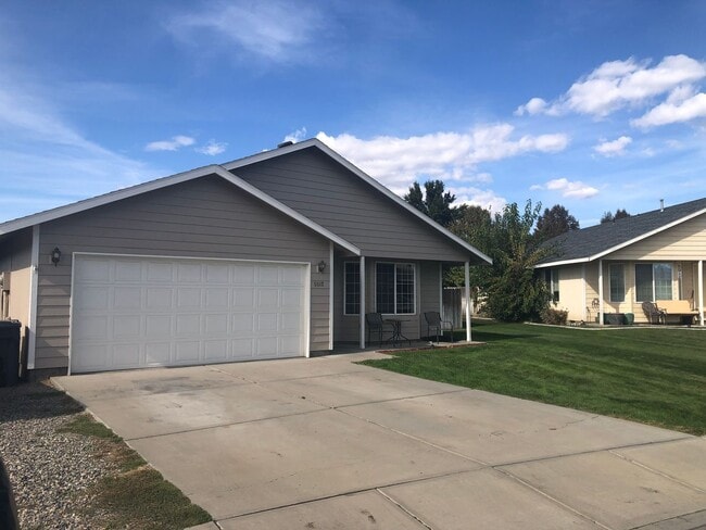 Building Photo - 3 bed|2 bath house with NEW PAINT & CARPET!