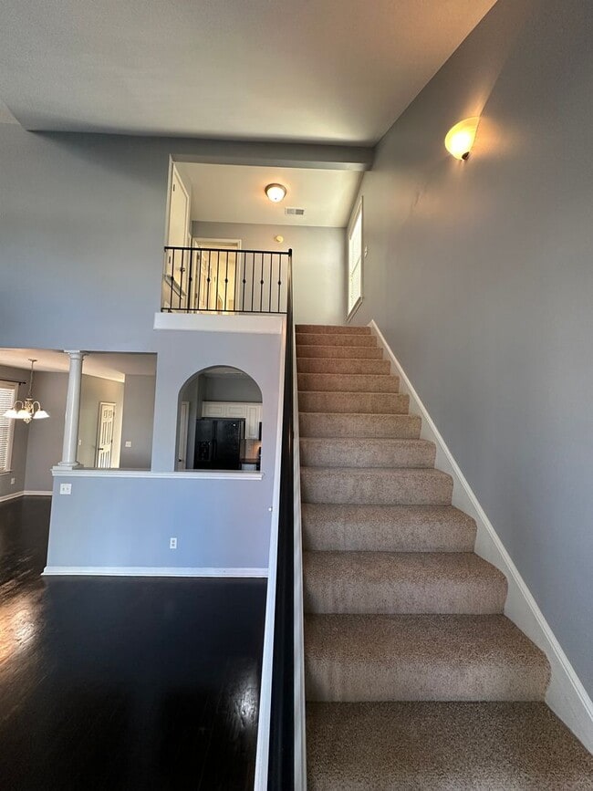 Building Photo - Move In Ready! Newly Refinished Floors! Upgraded Fixtures!