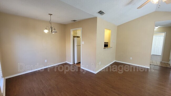 Building Photo - 1402 Darr St