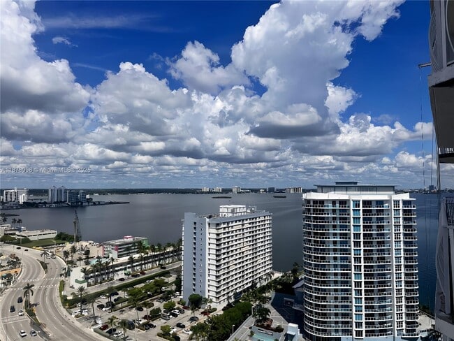 Foto del edificio - 7601 E Treasure Dr