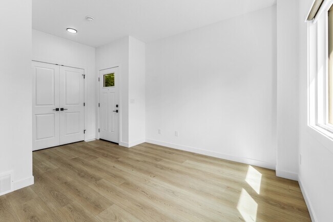 Photo du bâtiment - 11630-122 122 St NW