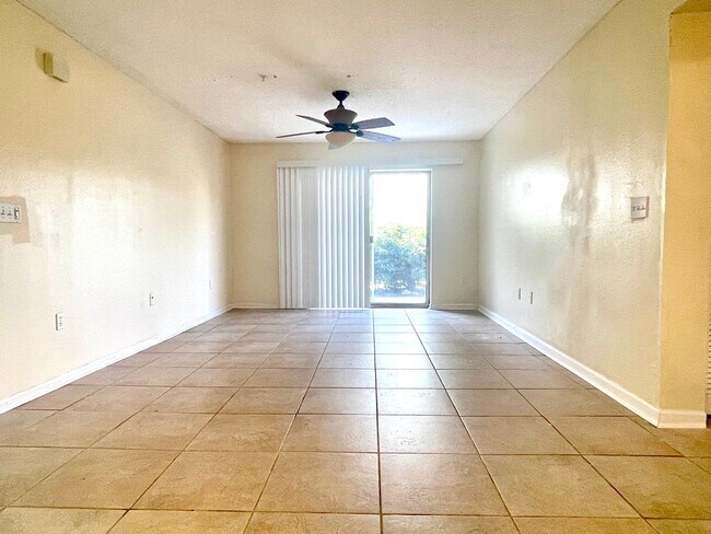 Building Photo - 2B/2B Unfurnished Condo near Beach in the Heart of Destin!