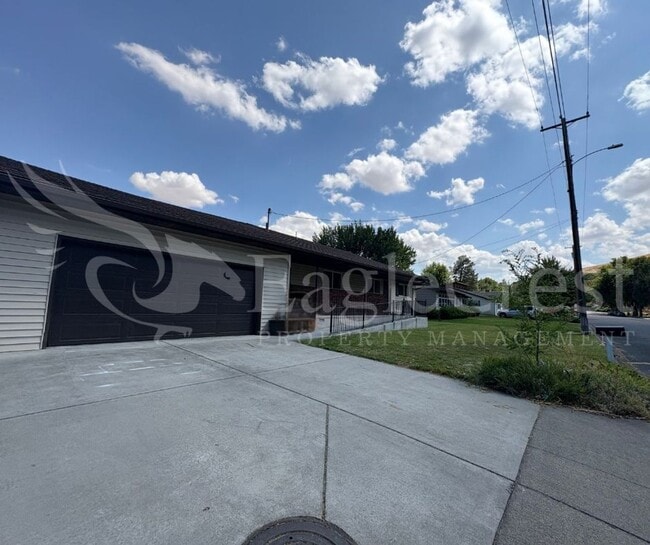 Building Photo - Three Bedroom, Two Bathroom House plus bon...
