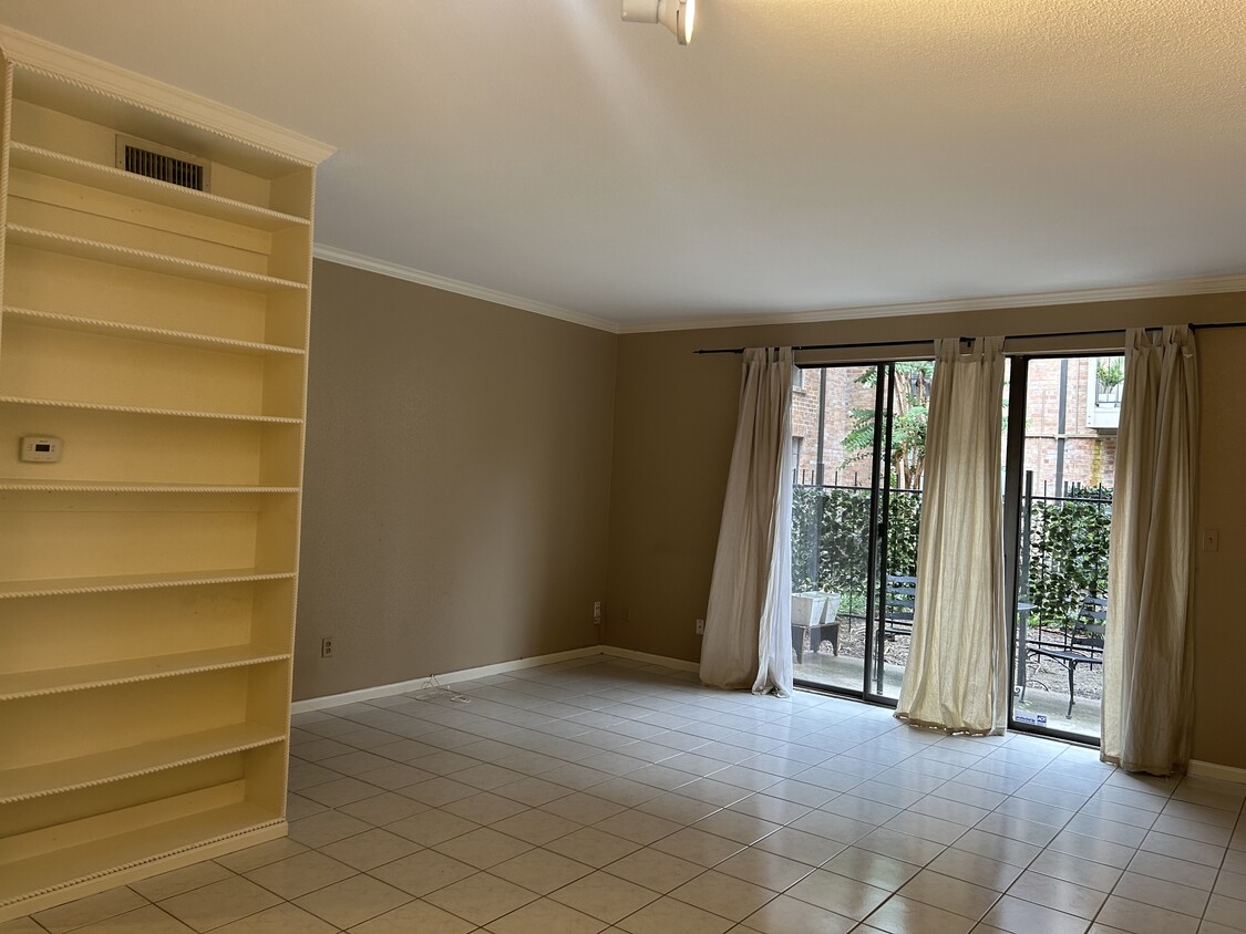 Living room area with patio - 2475 Underwood St