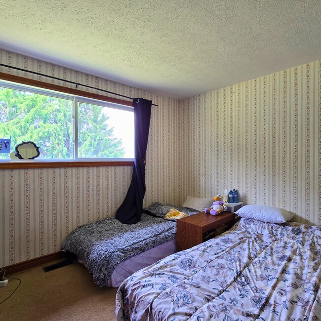Building Photo - 2+1-Bedroom Duplex in Brant!!