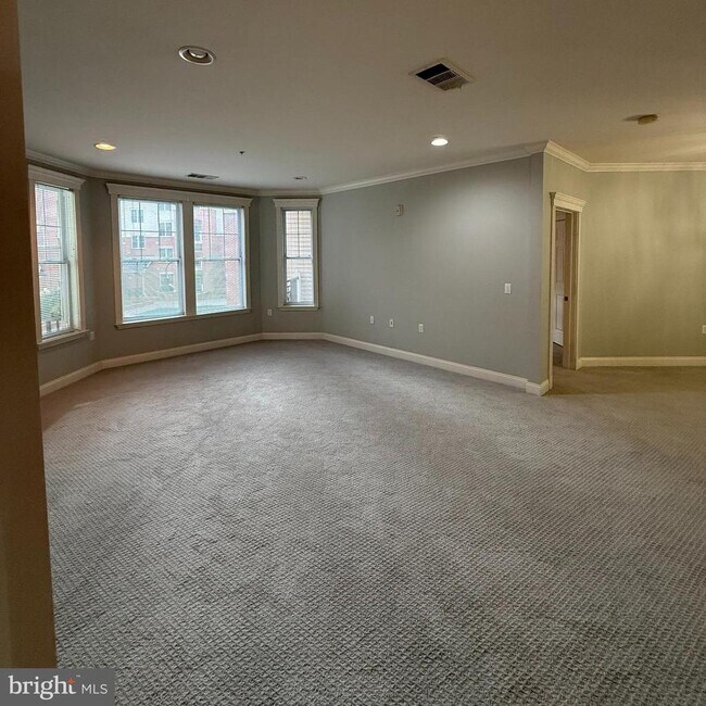 Building Photo - 300 W Elm St