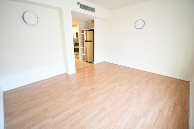 Building Photo - 61 Court Square Apt 408
