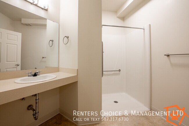 Photo du bâtiment - 2 Bedroom Senior Living in The Edwards