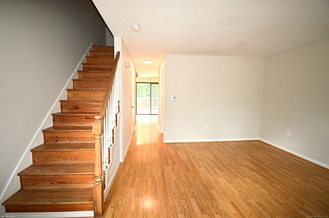 Foto del edificio - 250 Woodford Ave