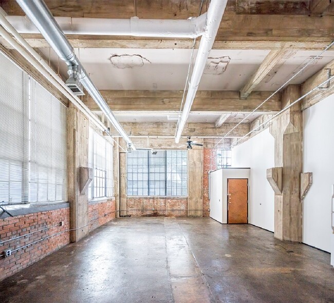 Building Photo - 2400 S Ervay St