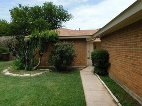 Building Photo - 806 Country Aire Dr