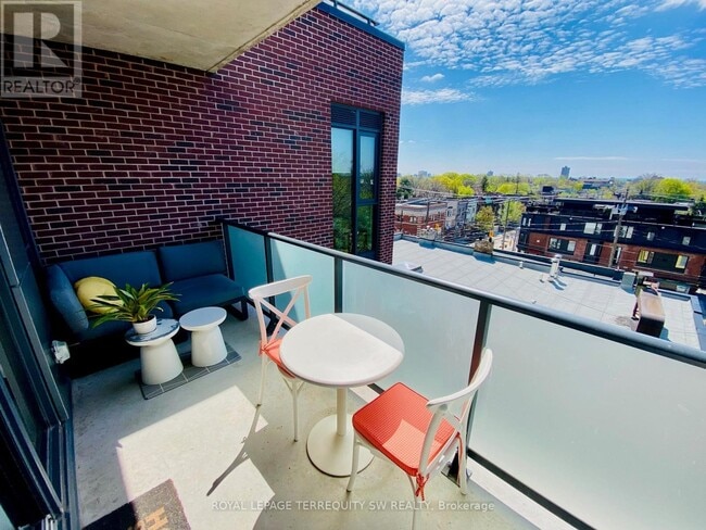 Building Photo - 430-430 Roncesvalles Ave
