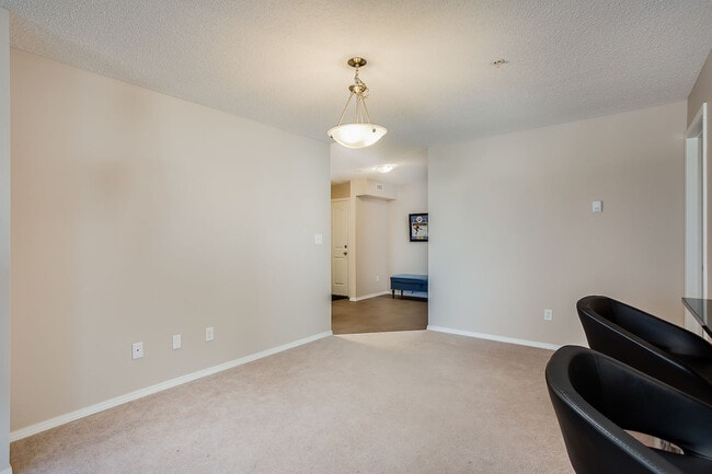 Building Photo - Convenient 2B/2B Condo located in Saddleridge next to LRT (IP033)
