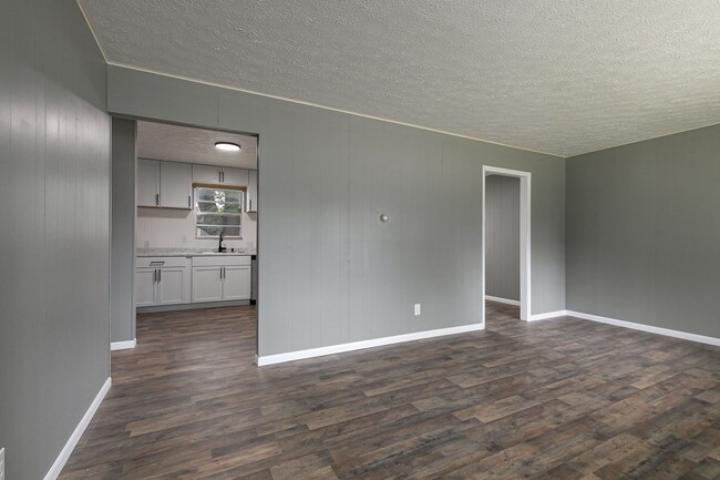 Building Photo - Newly Remodeled | 3 Bedroom | 1 Bathroom |...