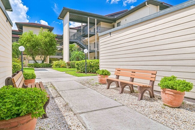 Building Photo - Fully Renovated 2 Bed / 2 Bath Condo with ...