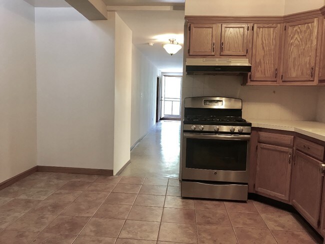 Building Photo - LARGE 2 bedroom with PRIVATE BACKYARD!