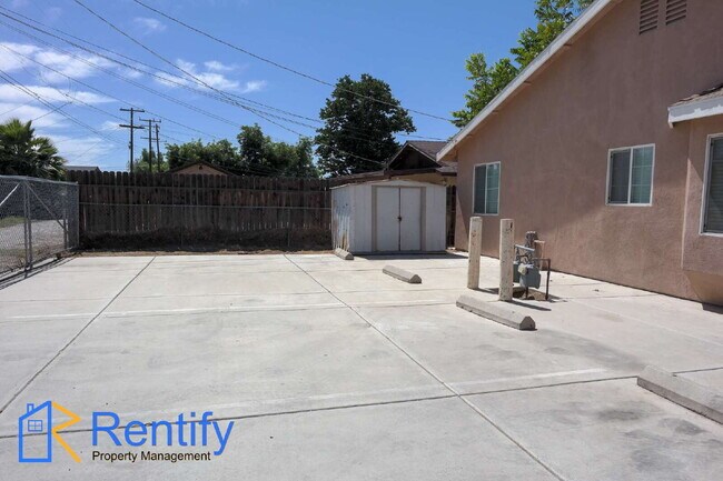 Foto del edificio - 3-Bed, 2-Bath in North Bakersfield – Only for $1,495