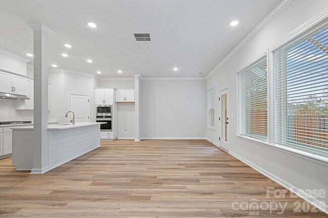 Foto del edificio - 8054 Houser St