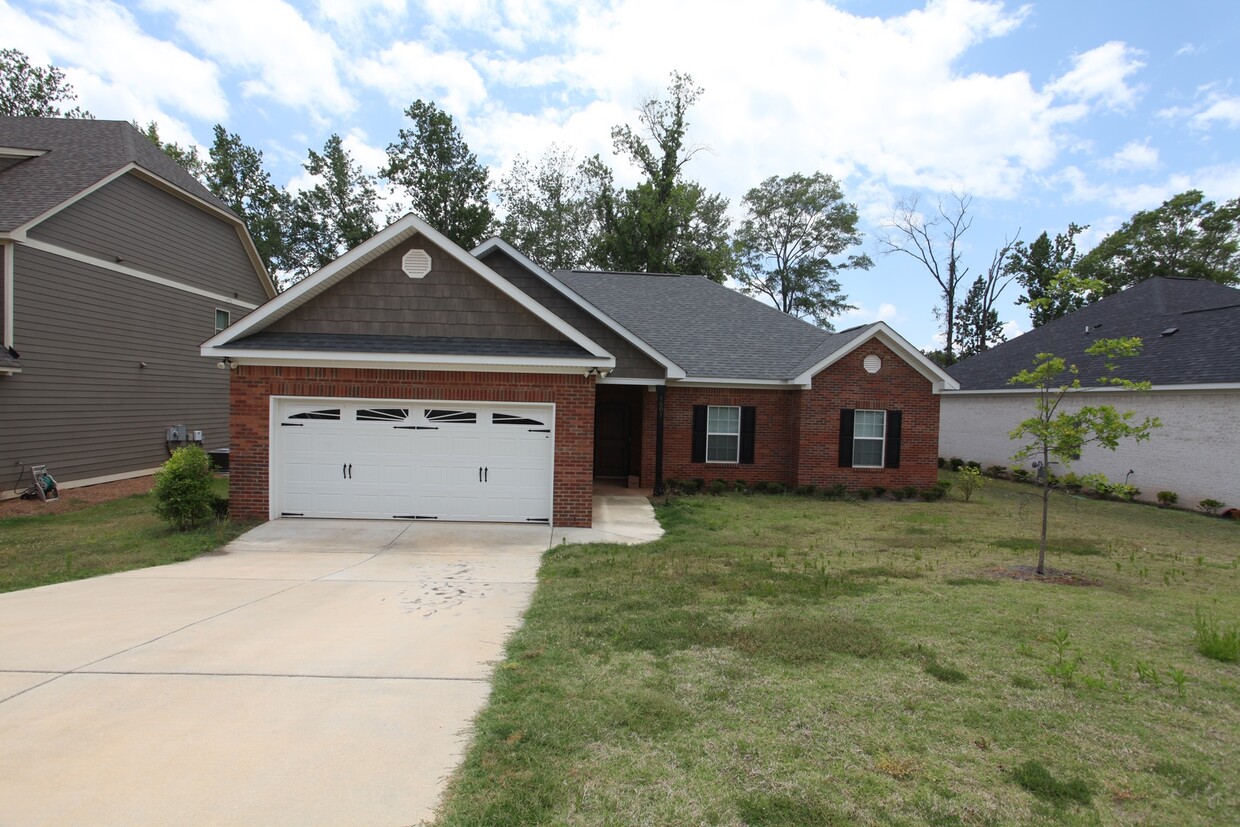 Foto principal - Great Home in Donahue Ridge Available!