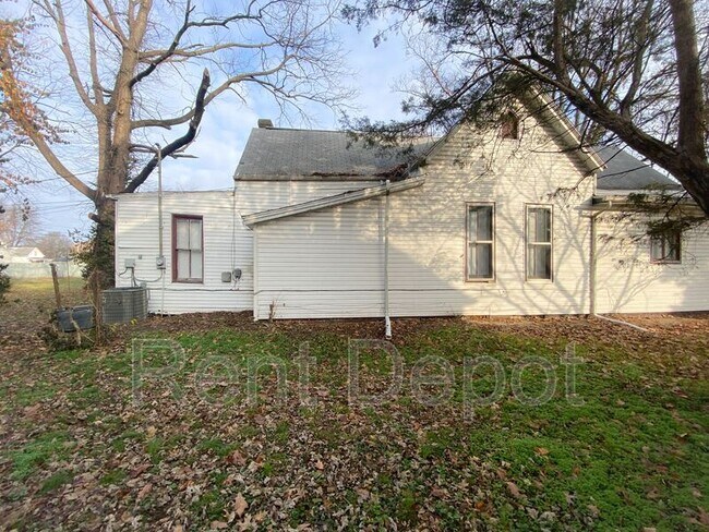 Building Photo - 911 Line St