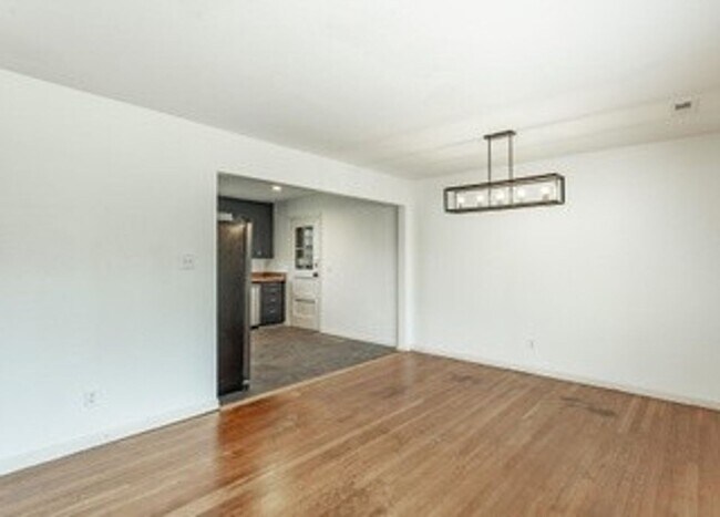 Building Photo - Modern 3 Bed/1 Bath Home!