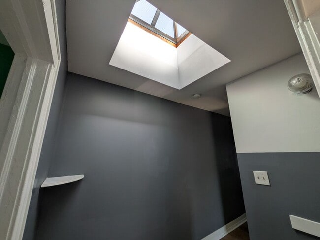 Building Photo - 205-11 110th Ave