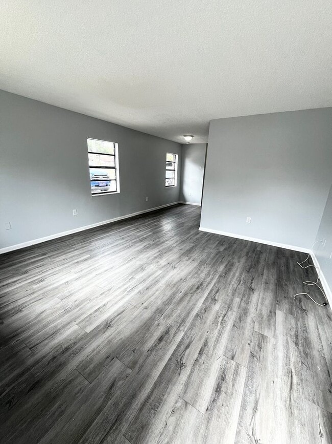 Building Photo - 915 N Iowa Ave