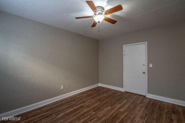 Building Photo - 1 br, 1 bath Apartment - 7510 Byron Ave.