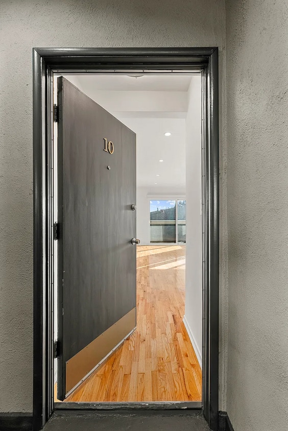 Primary Photo - Beautiful clean/private building in one of...