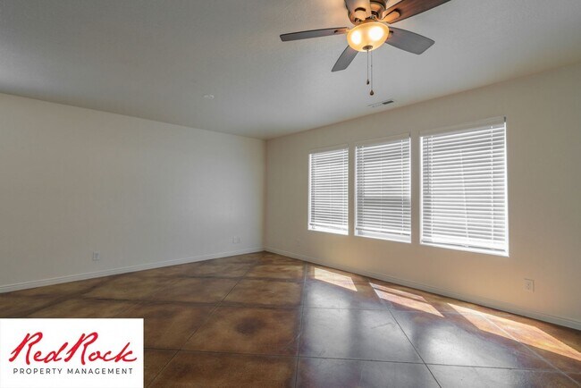 Foto del edificio - DOG-FRIENDLY 4 Bedroom Townhome with INTERNET INCLUDED!