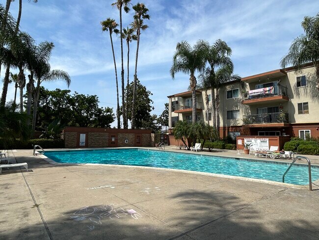 Piscina y spa - 400 N Acacia Ave