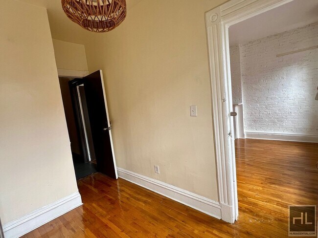 Foto del edificio - 4BR 1BA Turn Of The Century Floor Through Fulton St. Shophouse Brownstone w/ Bonus Room