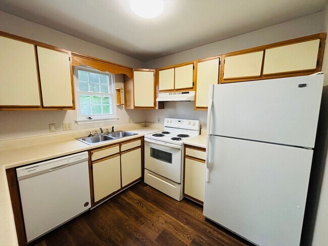Building Photo - 876 Patrick Henry Dr
