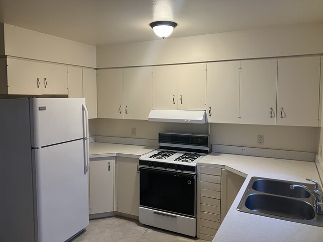 Kitchen - 231 E 46th Ave