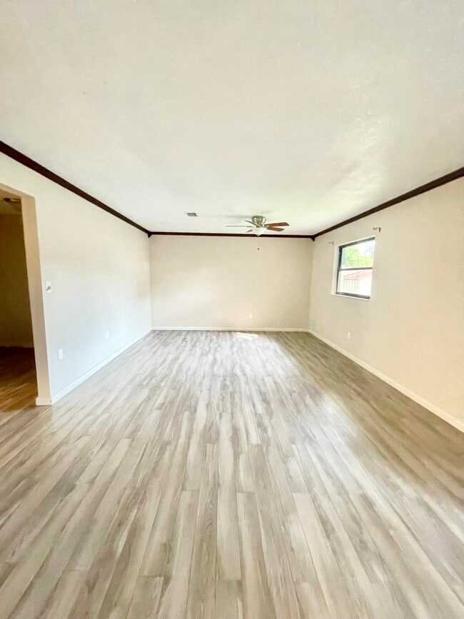 Building Photo - 3025 Briarwood Ln