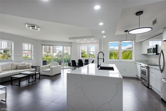 Building Photo - 3 br, 3 bath House - 19900 E Country Club ...