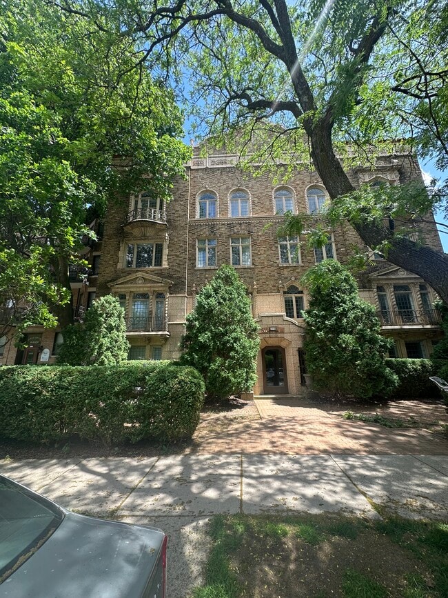 Building Photo - 2550 N Lake Dr