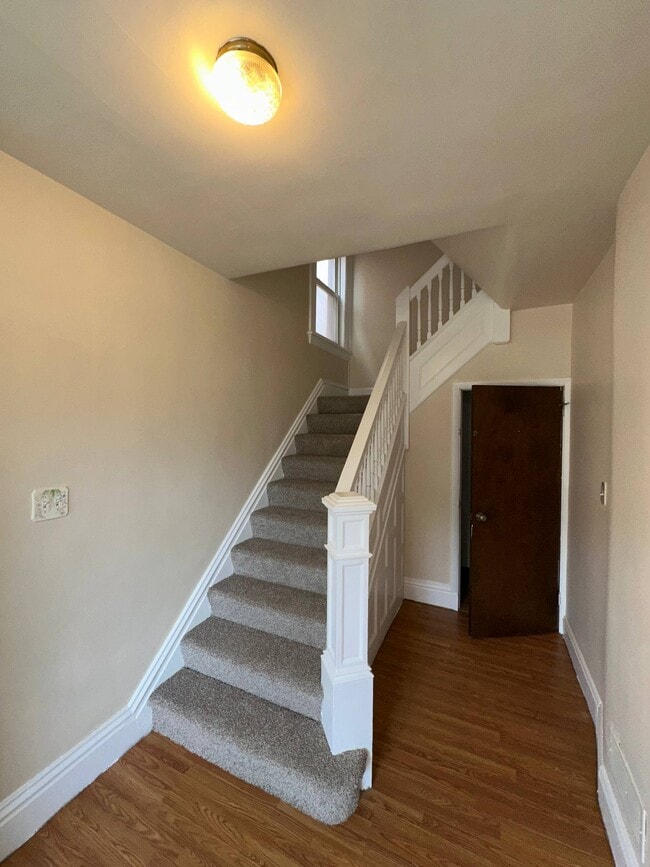 Building Photo - 738 Rossmore Ave