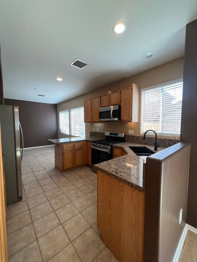 Foto del edificio - 3 Bed, 2.5 Bath Townhome in gated Park Lan...