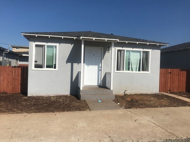 Building Photo - 2 bedroom, 1 bathroom home with garage and...