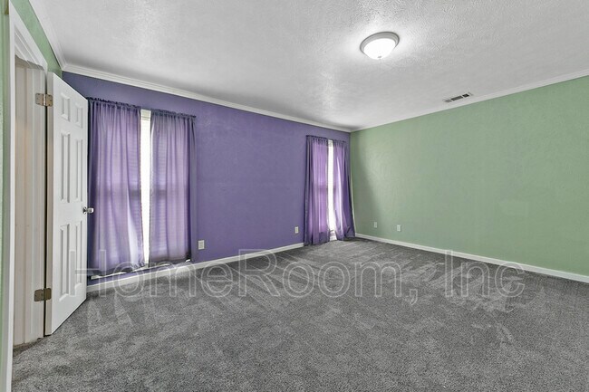 Building Photo - 533 S Fraser Dr