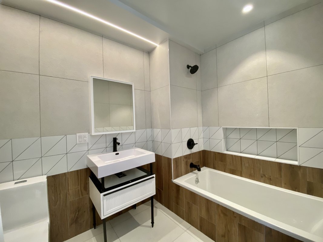 Building Photo - 60 W 125th St