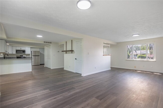 Foto del edificio - 6221 Longford Rd