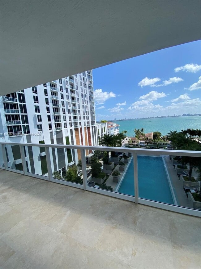 Foto del edificio - 600 NE 27th St