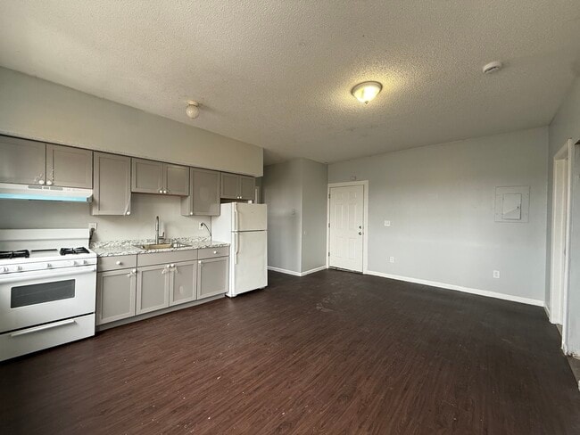 Building Photo - 132 Locust St