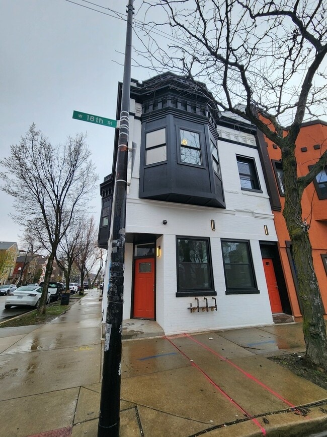 Building Photo - 952 W 18th St
