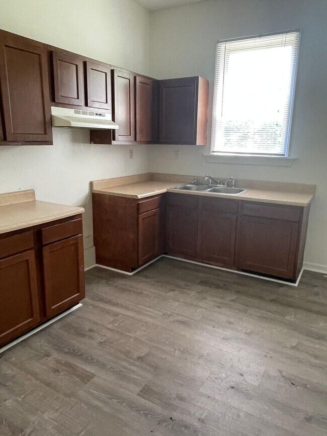 Foto del edificio - Updated three bedroom two bathroom home in...