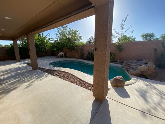 Foto del edificio - Prime Power Ranch Retreat: 4BR/2.5BA Oasis with Private Pool, Vaulted Ceilings & Backyard Bliss!